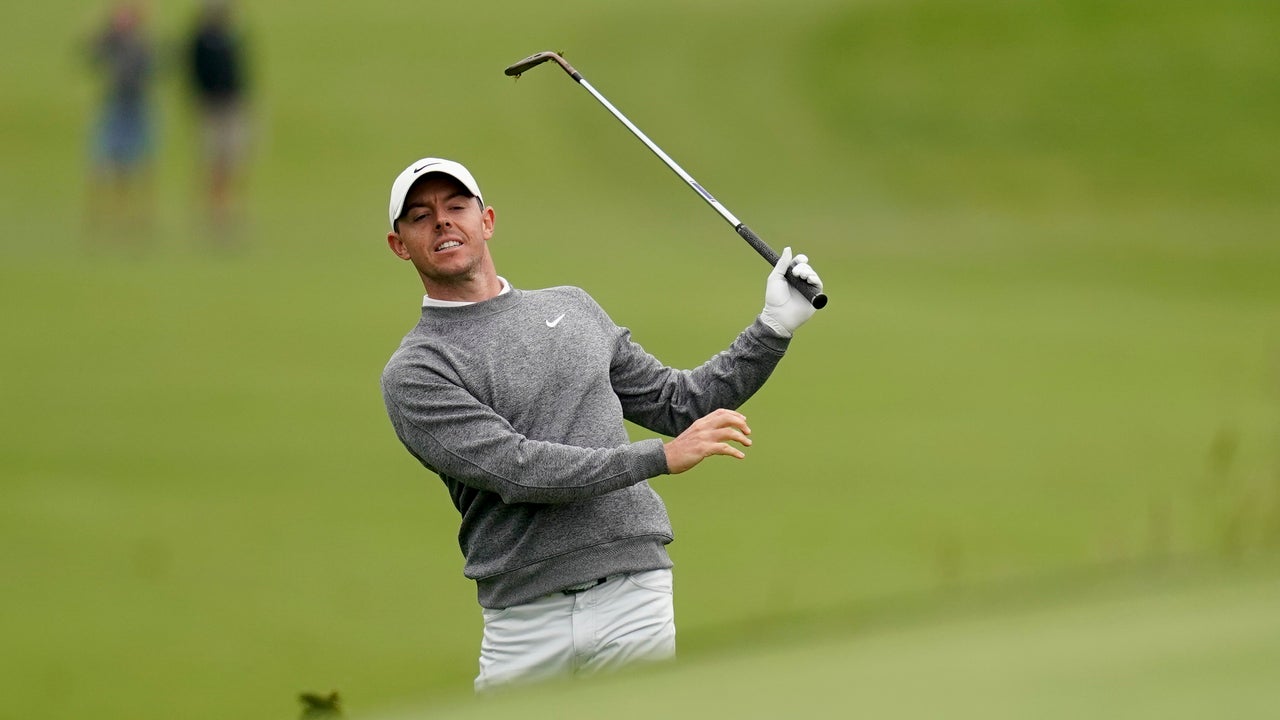 McIlroy overcomes mini meltdown to stay close at US Open